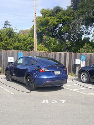 Capitola CS charging stations with Teslas